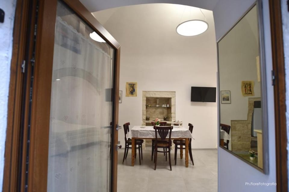 Property building, TV and multimedia, Kitchen or kitchenette, Dining area
