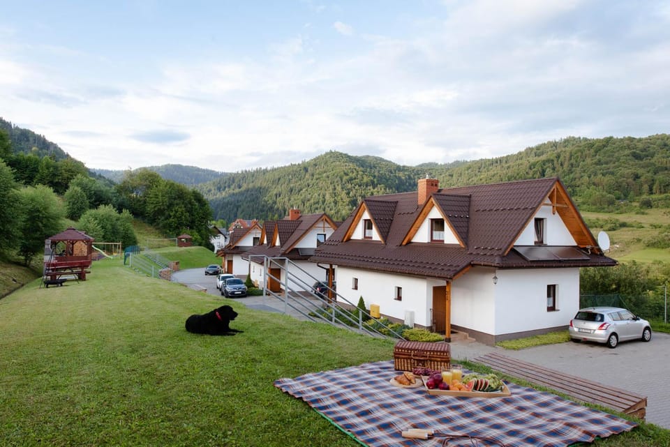Property building, Day, Natural landscape, Garden, Garden view, Mountain view, Parking