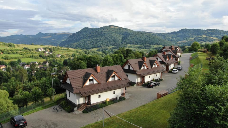 Property building, Day, Neighbourhood, Natural landscape, Bird's eye view, Mountain view, Parking