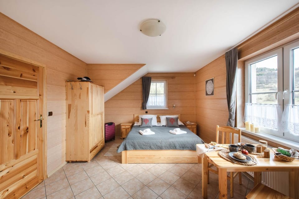 Photo of the whole room, Seating area, Bedroom, Food