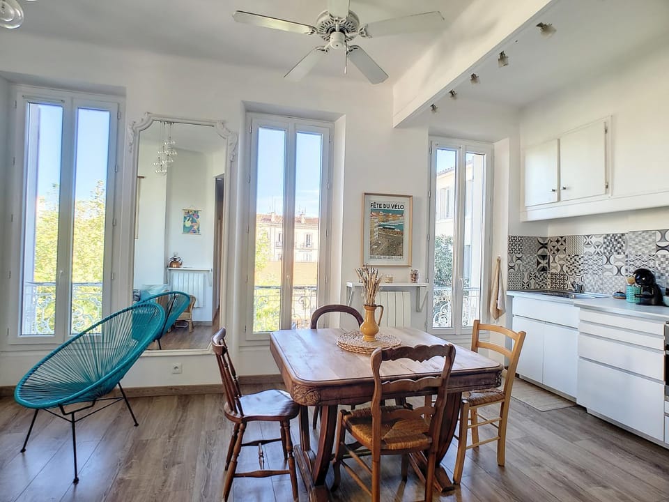 Kitchen or kitchenette, Seating area, Dining area, fireplace