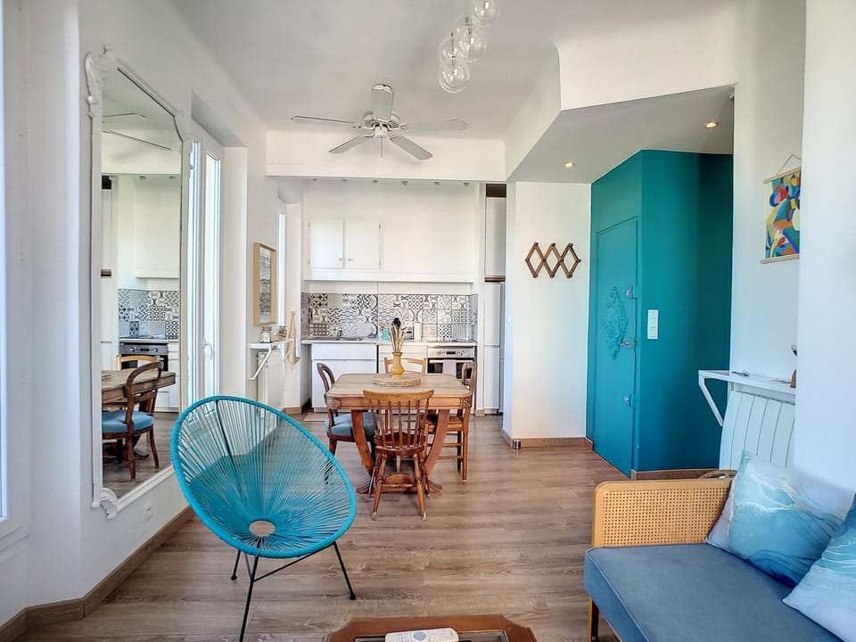 Kitchen or kitchenette, Living room, Seating area, Dining area, fireplace