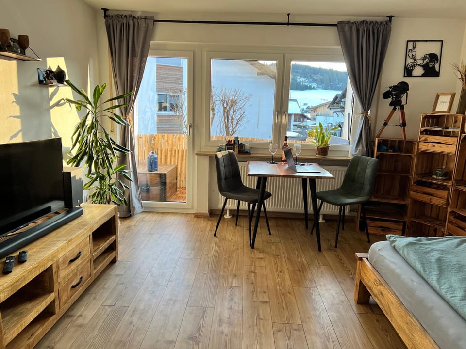 TV and multimedia, Photo of the whole room, Seating area