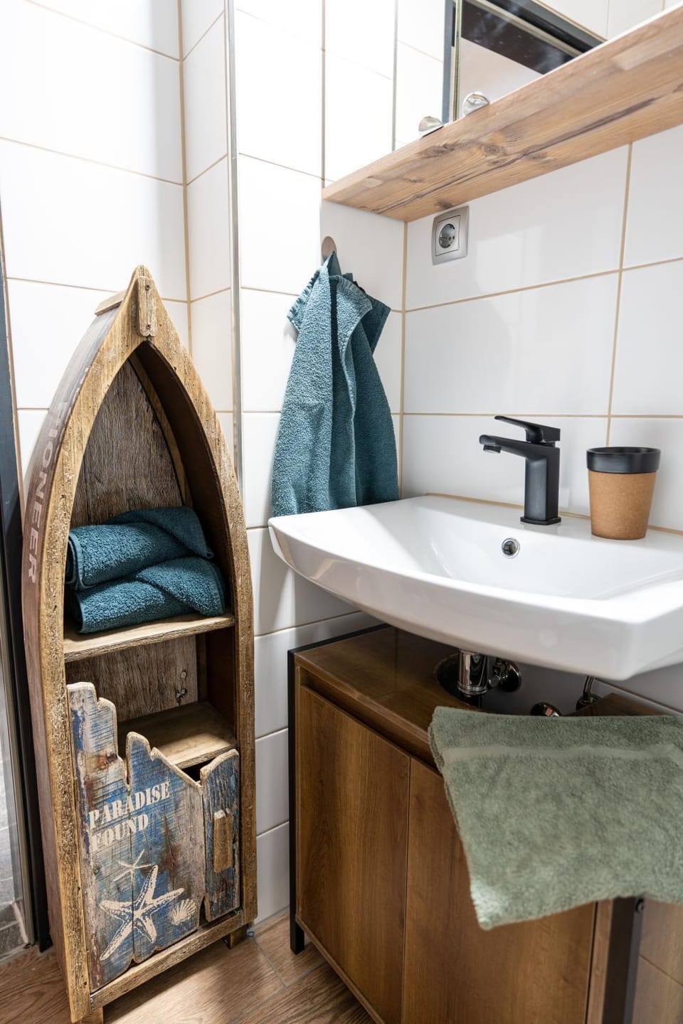 Kitchen or kitchenette, towels