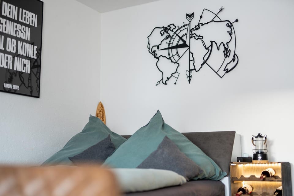 Bed, Living room, Photo of the whole room, Decorative detail, Bedroom