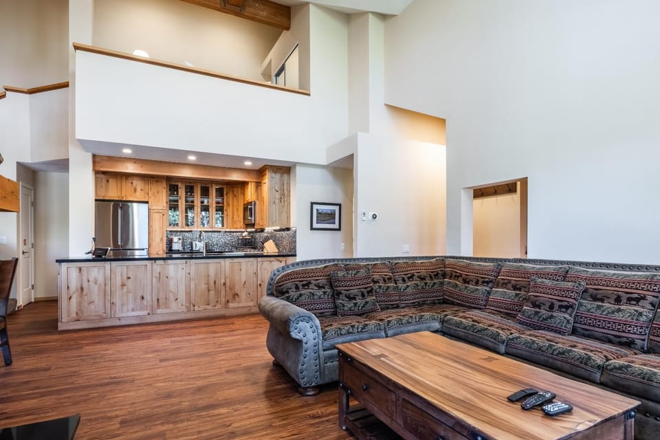 Updated 2 Bedroom Plus Loft 3 Bathroom Snowcreek Phase V #860 Sleeps 6 House in Mammoth Lakes