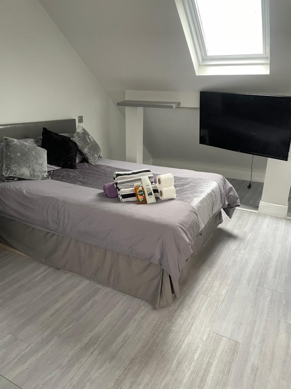 Newly renovated studio in Acton Apartment in London Borough of Ealing