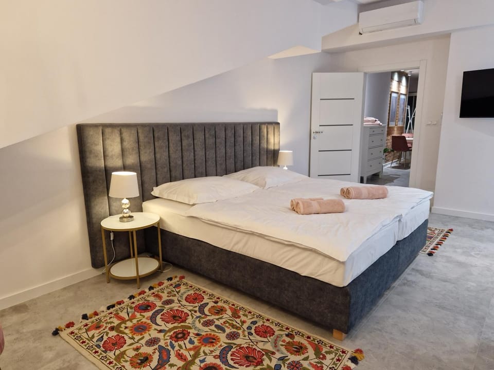 Bed, Bedroom, towels