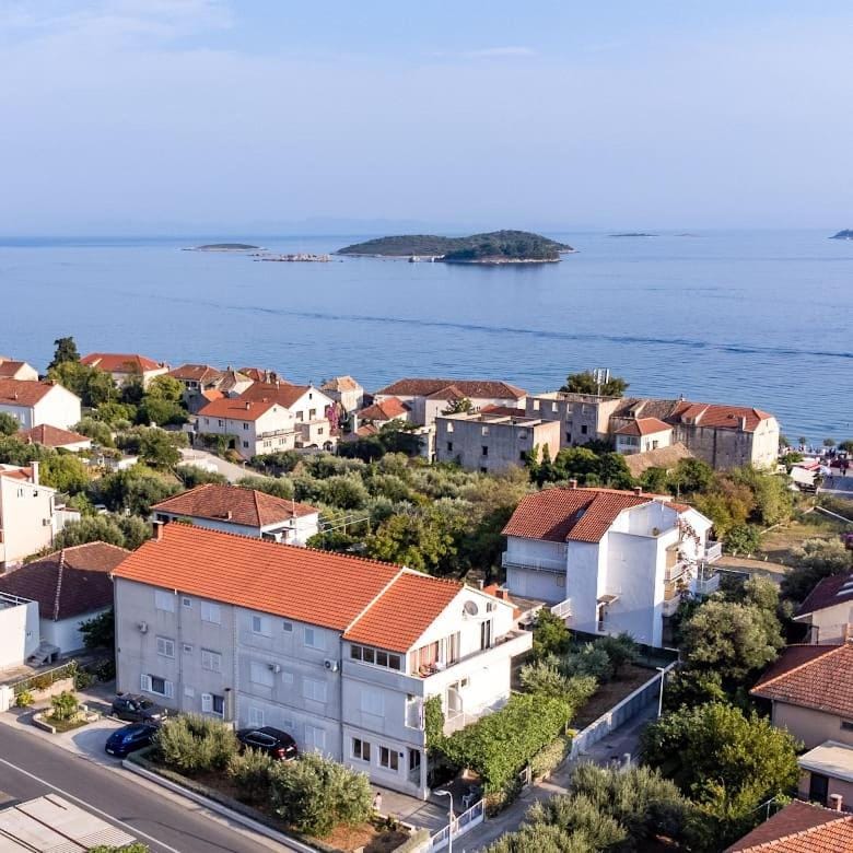 Property building, Day, Neighbourhood, Natural landscape, Bird's eye view, City view, Sea view, Street view