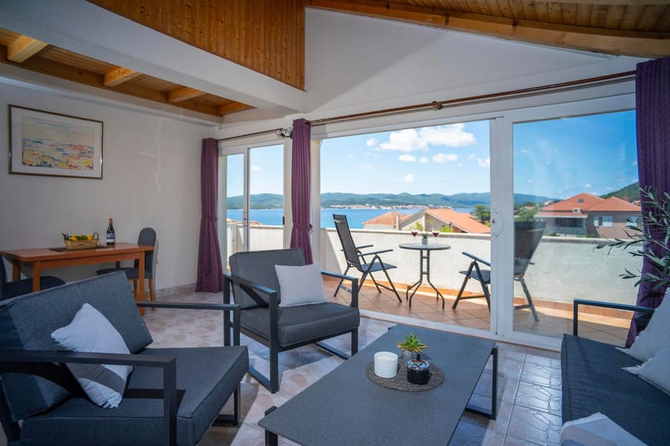 Natural landscape, View (from property/room), Balcony/Terrace, Seating area, Sea view