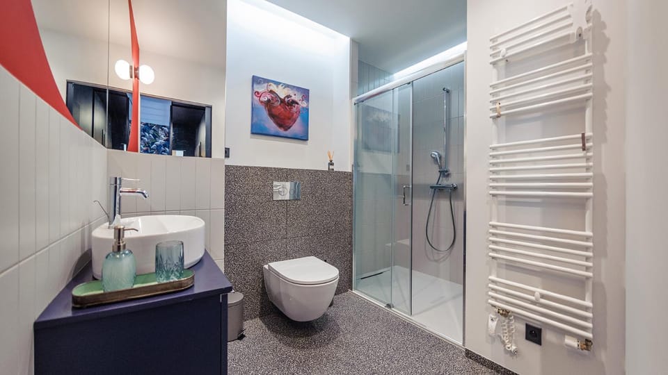 Shower, Toilet, Bathroom, towels
