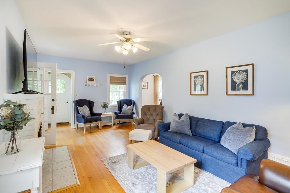 Charming South Bend Retreat ~ 1 Mi to Notre Dame! House in South Bend