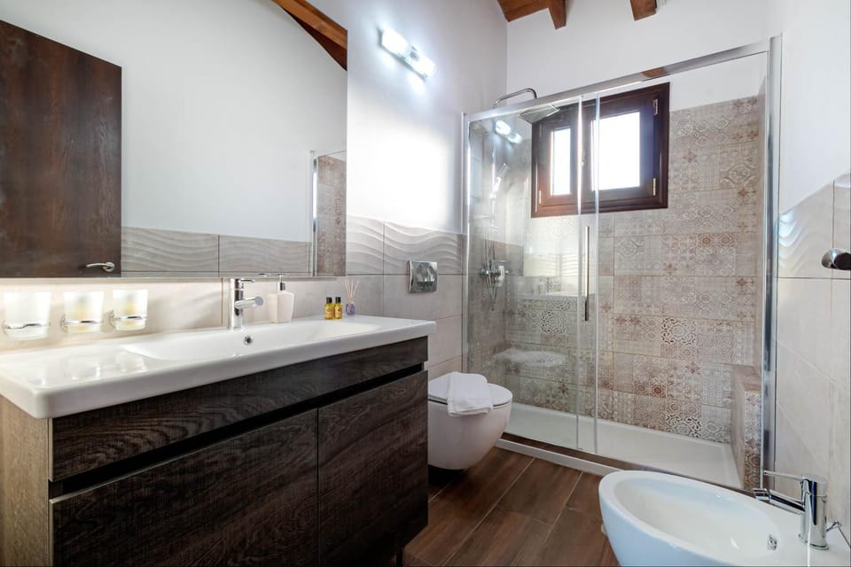 Shower, Toilet, Bathroom, towels