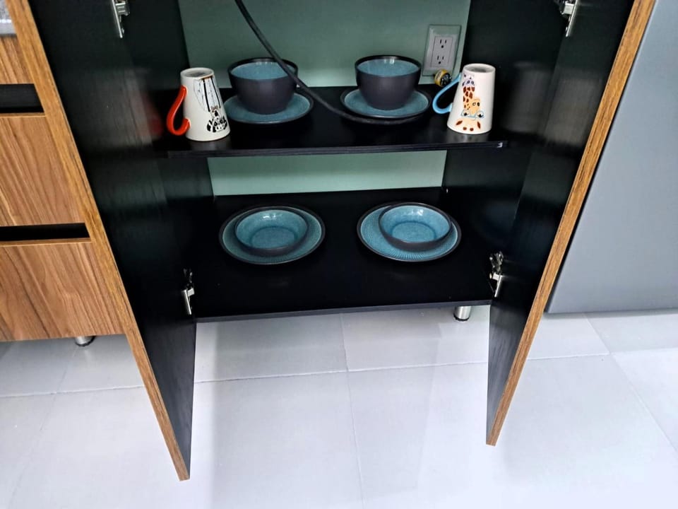 Coffee/tea facilities, Kitchen or kitchenette, wardrobe