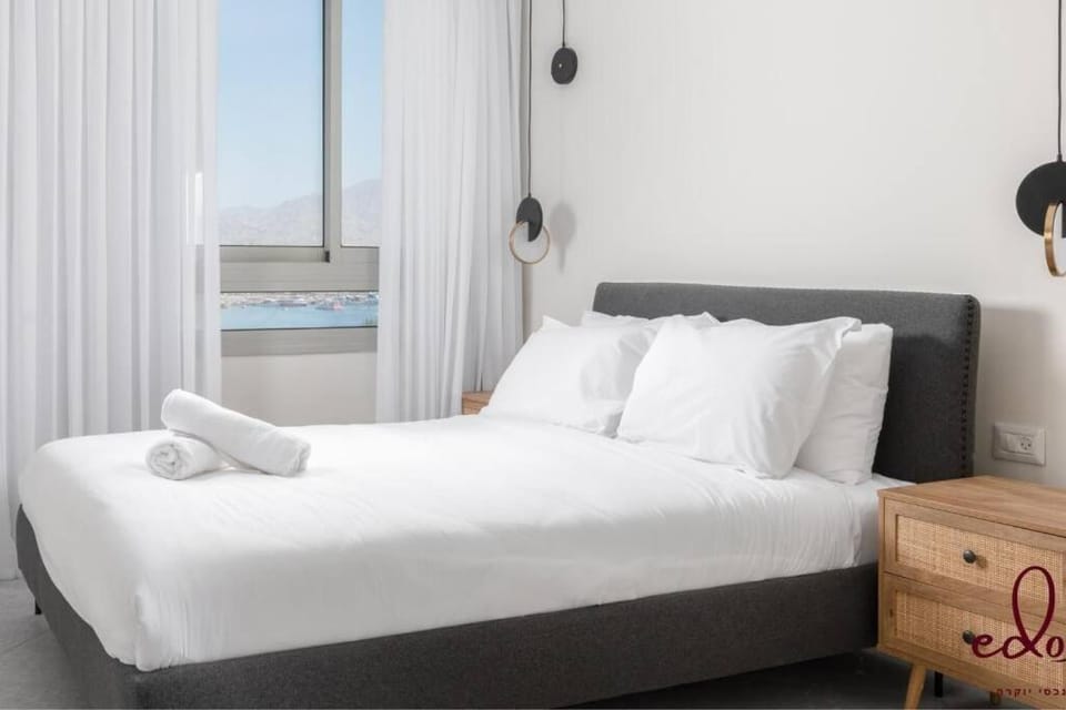 Bed, Bedroom, towels