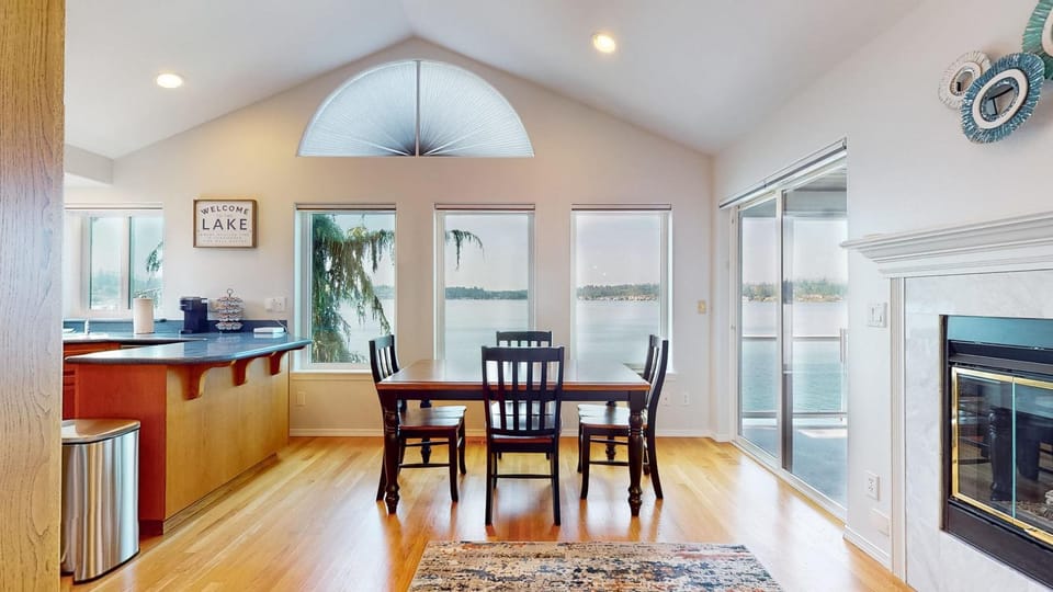 Paddle Boards Private Dock Sleeps 9 House in Lake Stevens