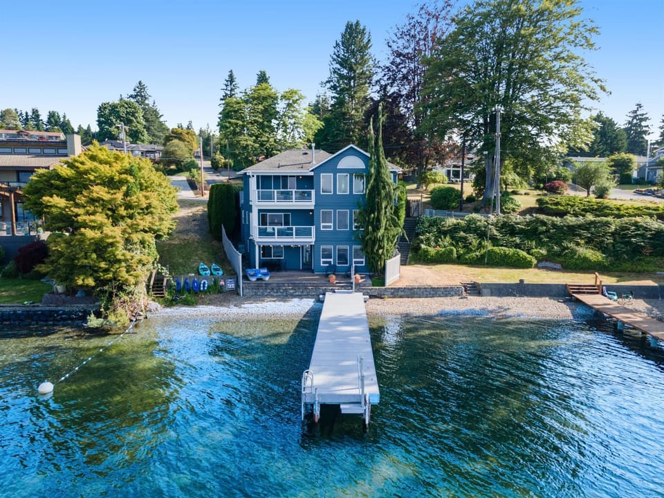Paddle Boards Private Dock Sleeps 9 House in Lake Stevens