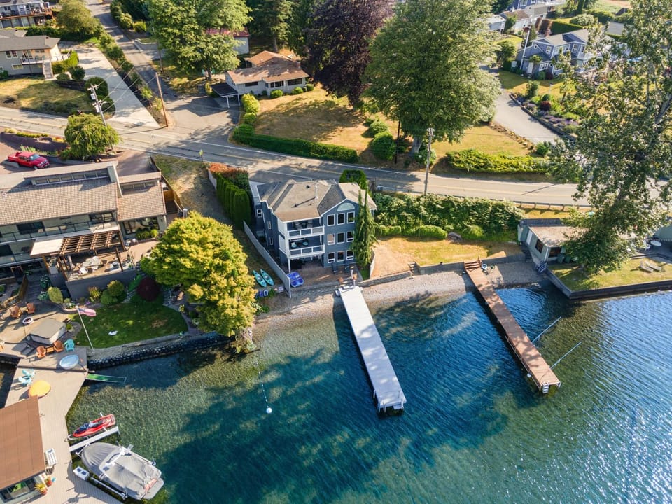 Paddle Boards Private Dock Sleeps 9 House in Lake Stevens