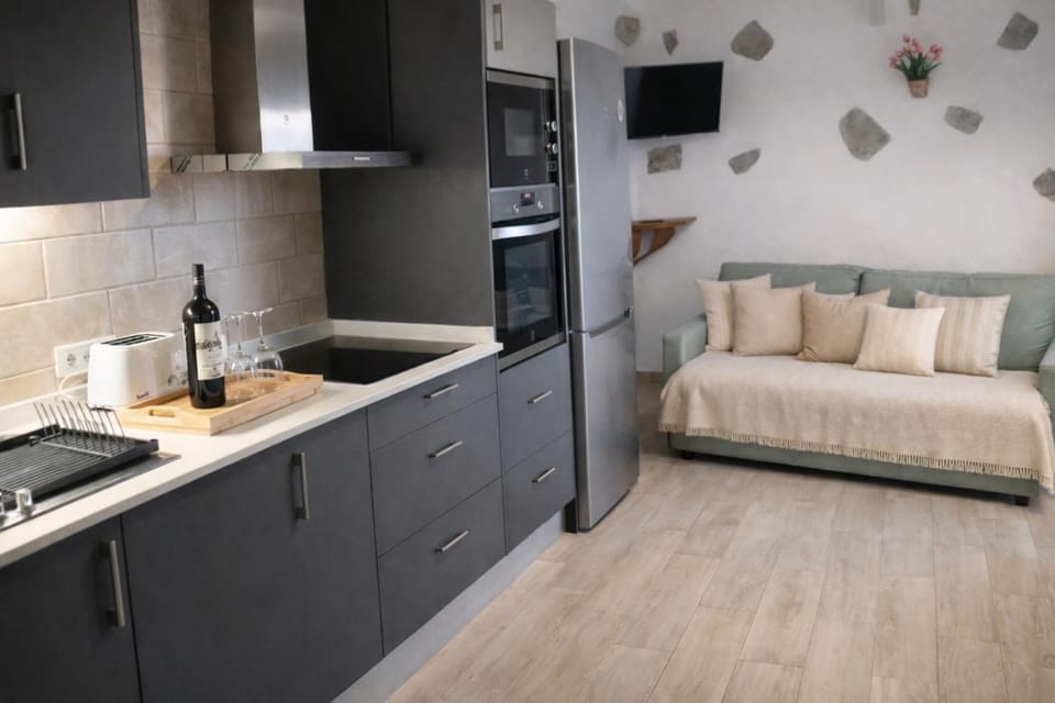 TV and multimedia, Kitchen or kitchenette, Seating area, oven, stove