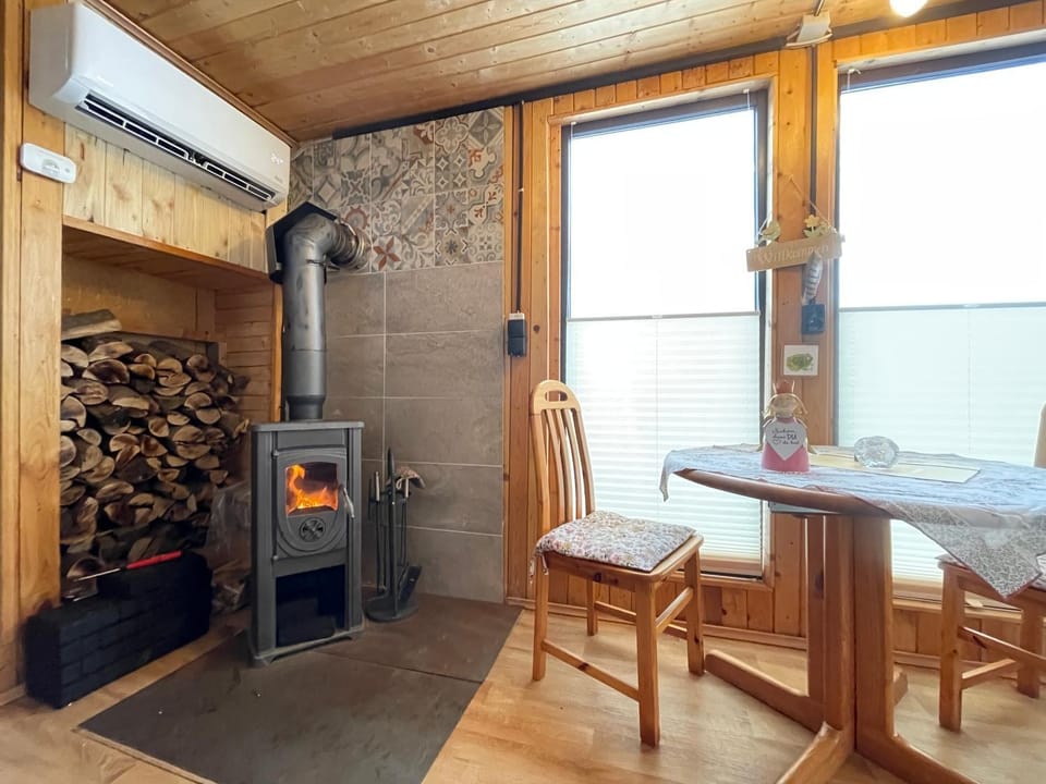Dining area, fireplace