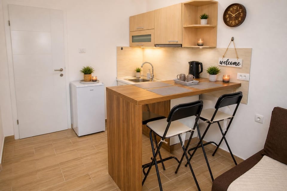 Coffee/tea facilities, Kitchen or kitchenette, Dining area, stove