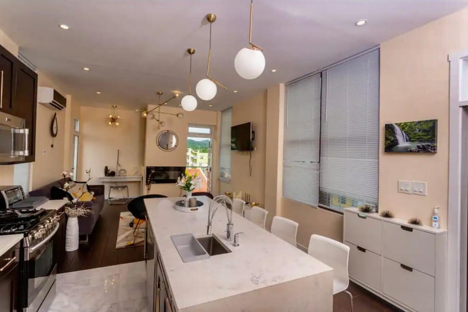 Kitchen or kitchenette, Seating area, Dining area