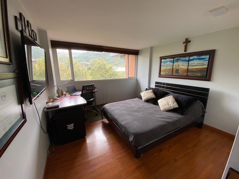 Bed, Photo of the whole room, Seating area, Bedroom