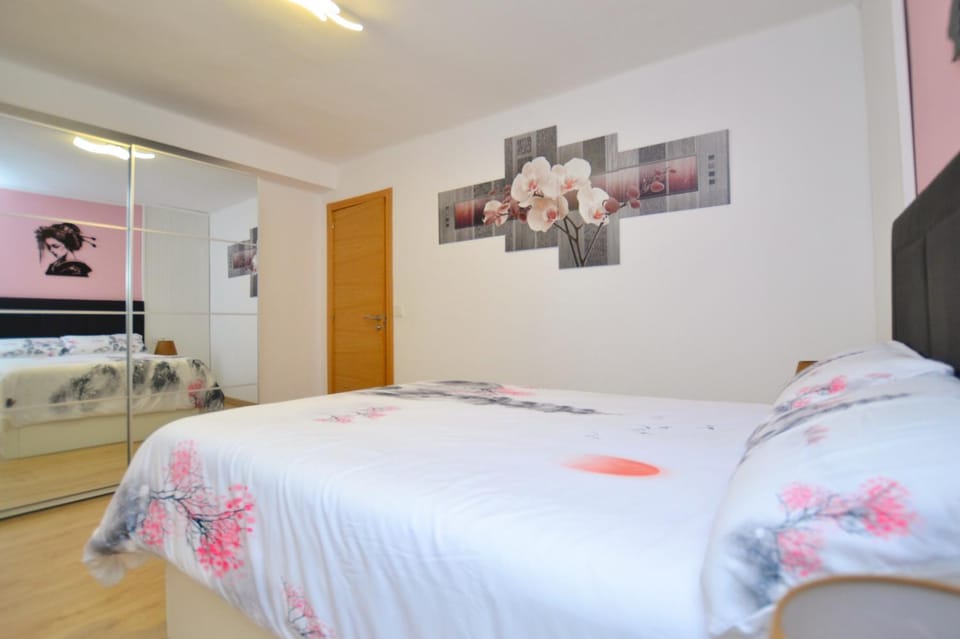 Photo of the whole room, Bedroom