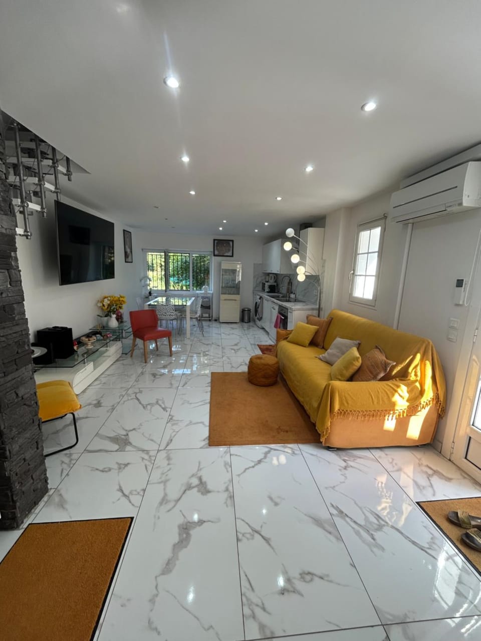 TV and multimedia, Kitchen or kitchenette, Living room