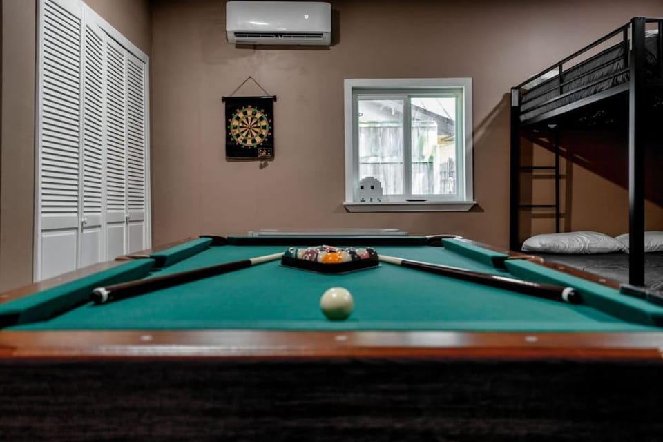 The Sinatra - Fun 5BD Home Huge Pool Game Room House in Round Rock