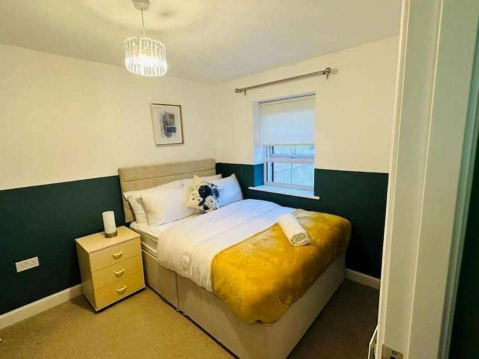 Bed, Bedroom, heating, internet, towels