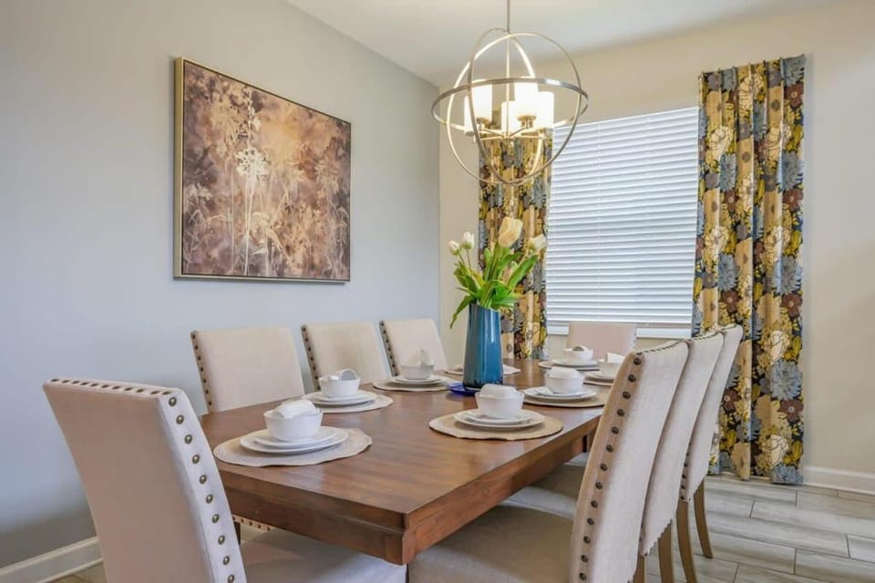 Luxury Storey Lake Retreat - Spacious Disney-Near House in Kissimmee