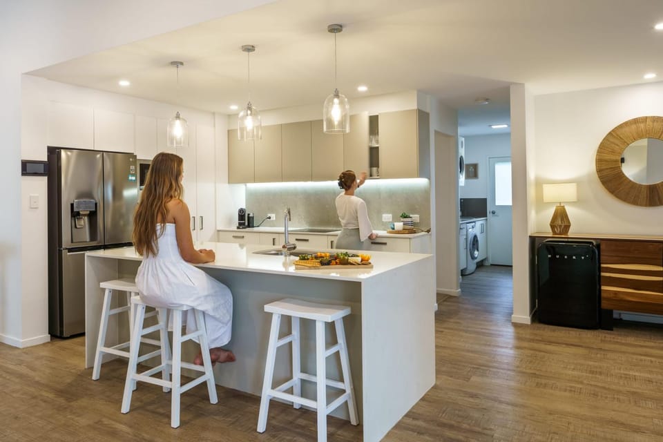 Coffee/tea facilities, Kitchen or kitchenette, Food and drinks, Dining area, group of guests, oven, stove, toaster