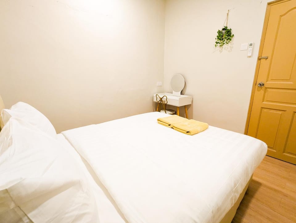 Bed, Bedroom, towels