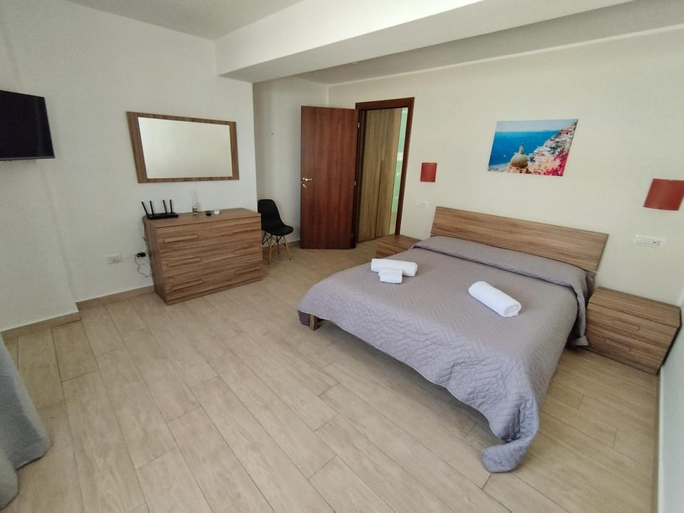 Bed, TV and multimedia, Photo of the whole room, Bedroom, towels, wardrobe