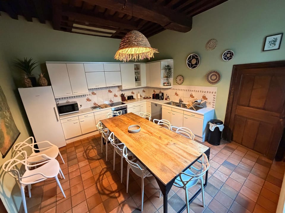 Kitchen or kitchenette, Dining area, stove