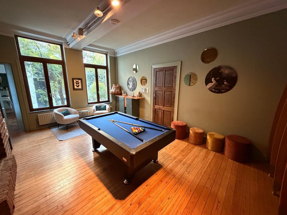 Billiard, Seating area