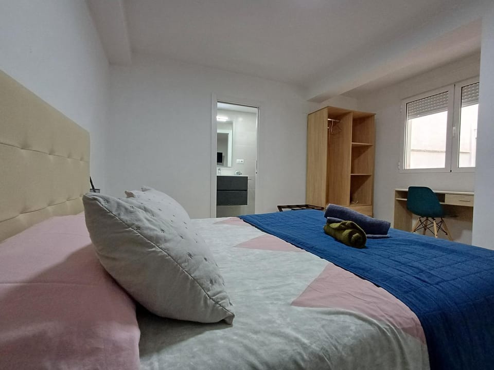 Bed, TV and multimedia, Bedroom, internet, towels