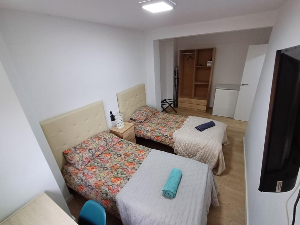 Bed, TV and multimedia, Living room, Photo of the whole room, Seating area, Bedroom, internet, towels