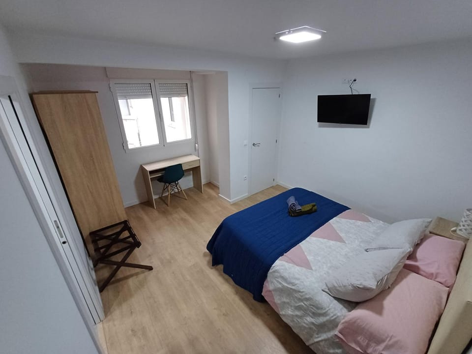 Communal lounge/ TV room, Bed, TV and multimedia, Photo of the whole room, Evening entertainment, Bedroom, internet, towels, wardrobe