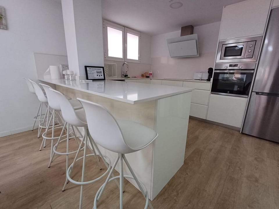 Coffee/tea facilities, Kitchen or kitchenette, Dining area, dishwasher, internet, oven, pet friendly, stove, toaster, kitchen, air conditioner