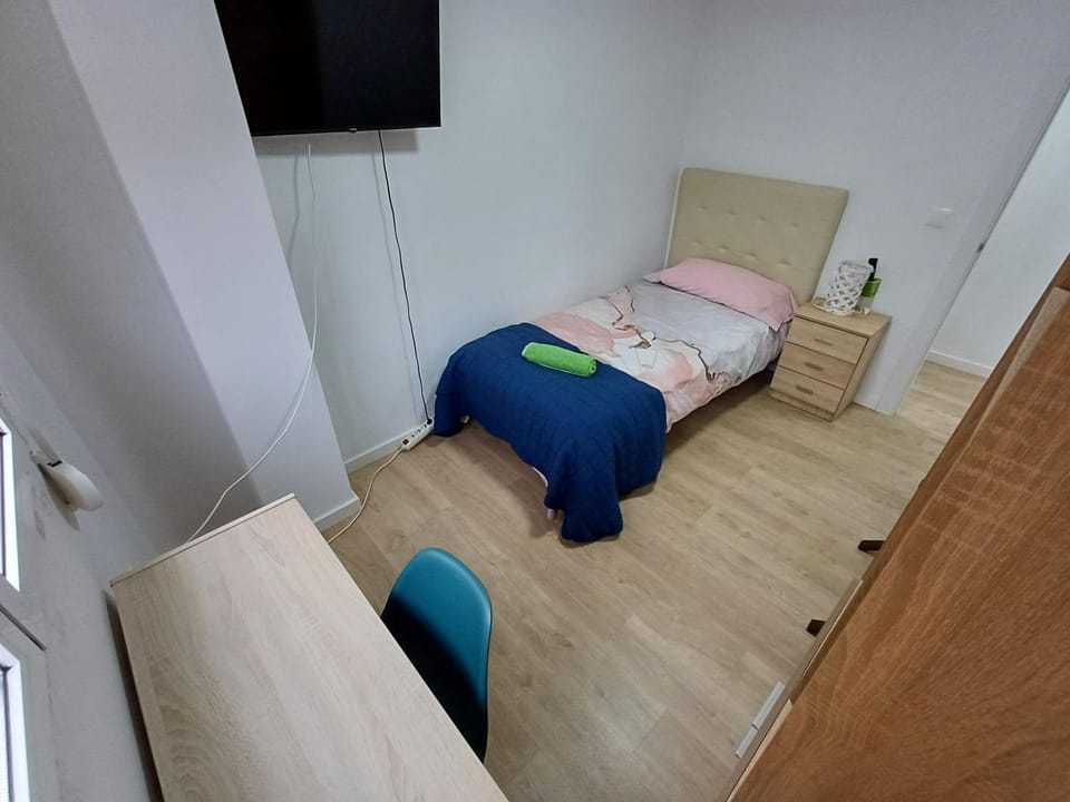 Bed, TV and multimedia, Photo of the whole room, Bedroom, internet, towels
