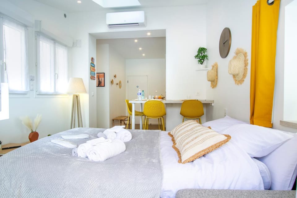 Bed, Living room