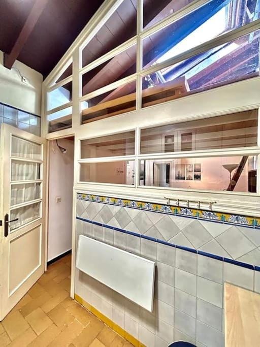 Kitchen or kitchenette, minibar
