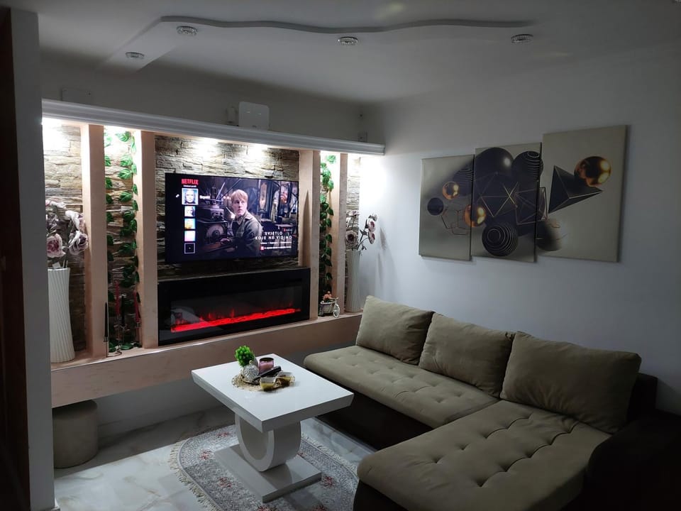 Communal lounge/ TV room, TV and multimedia, Living room, Seating area, Evening entertainment