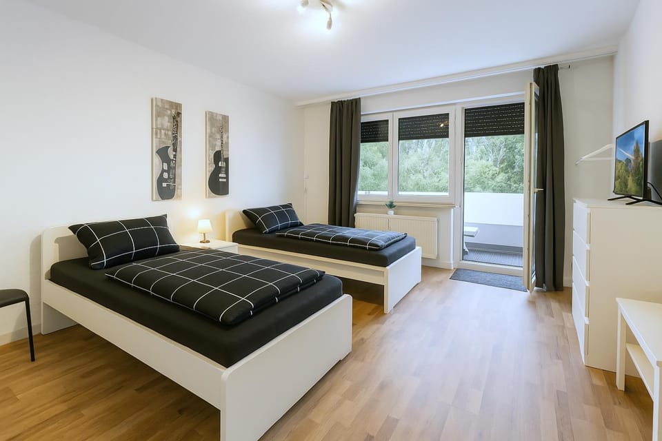 Bed, TV and multimedia, Photo of the whole room, Seating area, Bedroom