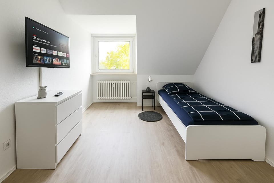 Bed, TV and multimedia, Photo of the whole room, Bedroom