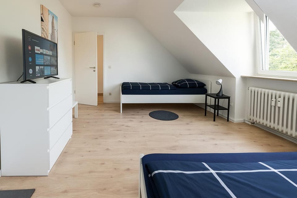 Bed, TV and multimedia, Photo of the whole room, Bedroom