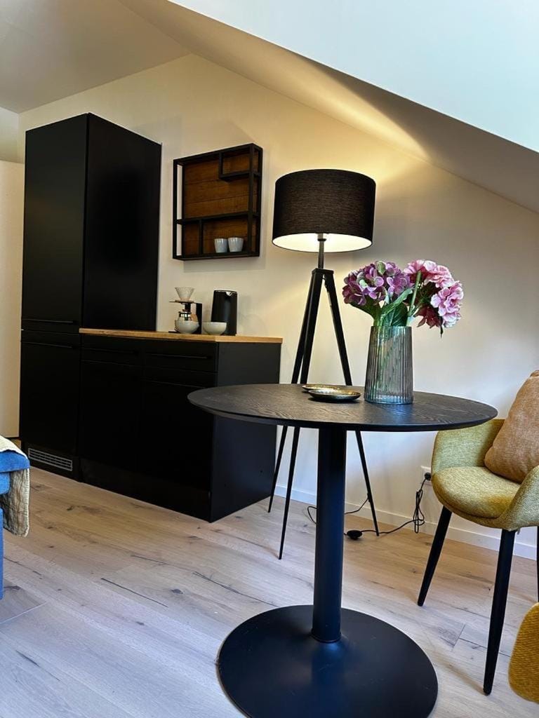 Coffee/tea facilities, Kitchen or kitchenette, Living room, Seating area