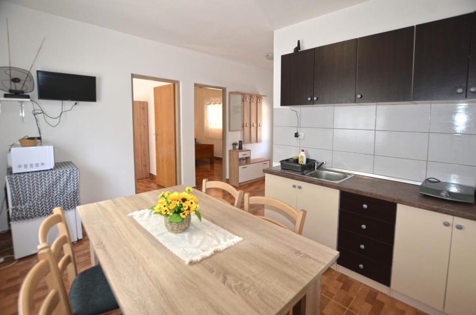 Dining area, kitchen